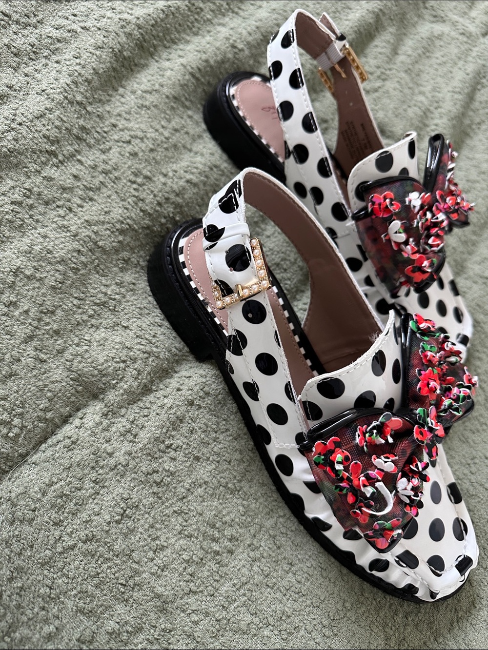 Betsey Johnson White Black Polka Dot Slingback Sandals with Red Floral Bow - Picture 3 of 6